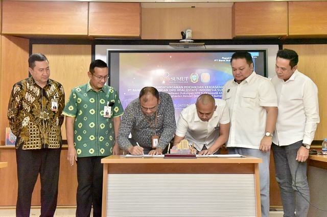 Direktur Bisnis dan Syariah Bank Sumut, Syafrizalsyah menyaksikan acara penandatangan perjanjian kerja sama PT Bank Sumut DPD Real Estate Indonesia (REI) Sumut, terkait Program Penyediaan Dukungan KPR FLPP kepada Masyarakat Berpenghasil Rendah (MBR) yang ada di Provinsi Sumut. Penandatangan tersebut dilaksanakan di Gedung Kantor Pusat Bank Sumut, Jalan Imam Bonjol Medan, Rabu (15/10/2025). Foto/Diskominfo Sumut