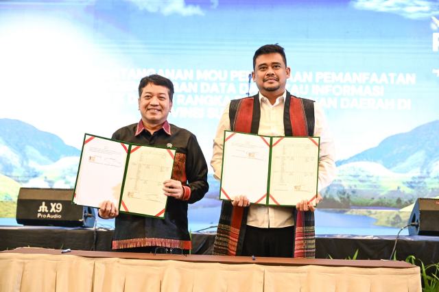 Gubernur Sumatera Utara (Sumut) Muhammad Bobby Afif Nasution bersama Forkopimda dan BPS secara bersamaan "melaunching aplikasi PASADA" Portal Anjungan Satu Data Provinsi Sumatera Utara, pada acara, Konsultasi Regional (Konreg) PDRB ISE 2025 se-Sumatera, yang digelar di Hotel Santika Medan, Jumat (17/10/2025). Foto/Diskominfo Sumut