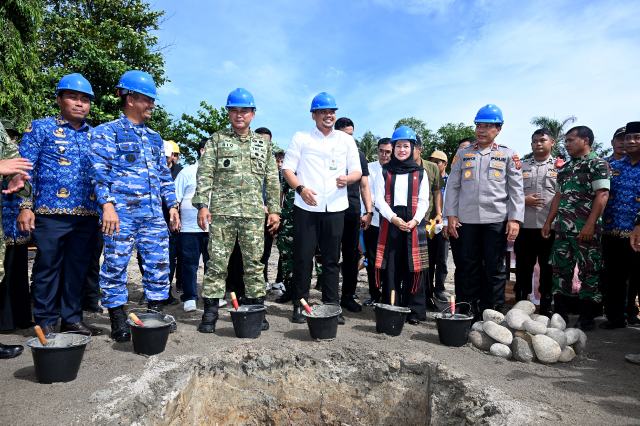 Gubernur Sumatera Utara (Sumut) Muhammad Bobby Afif Nasution bersama Pangdam I Bukit Barisan Mayjen TNI Rio Firdianto, Wakapolda Sumut Brigjen. Pol. Rony Samtana Tarigan, Ketua DPRD Sumut Erni Ariyanti Sitorus, serta Wakil Bupati Deliserdang Lomlom Suwondo, meletakkan batu pertama pembangunan gerai Koperasi Merah Putih di Desa Wonosari Pasar V Tanjungmorawa Deliserdang, Jumat (17/10/2025). Foto/Diskominfo Sumut