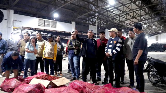 Kepala Biro Perekonomian Setdaprov Sumut, Poppy Marulita Hutagalung, menerima kedatangan tahap pertama cabai merah dari Jawa, di Pasar Lau Cih, Medan, Sabtu (18/10/2025). Foto/Diskominfo Sumut