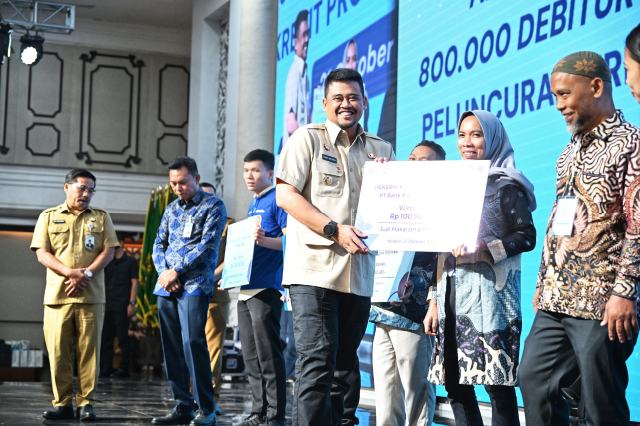 BERIKAN KUR KEPADA PELAKU USAHA Gubernur Sumatera Utara (Sumut) Bobby Afif Nasution bersama OPD beserta Bupati dan Walikota, secara simbolis menyerahkan akad massal kredit usaha rakyat (KUR) tahun 2025 kepada pelaku usaha, di Aula Raja Inal Siregar lantai 2 kantor Gubernur, Selasa (21/10/2025). Foto/Diskominfo Sumut