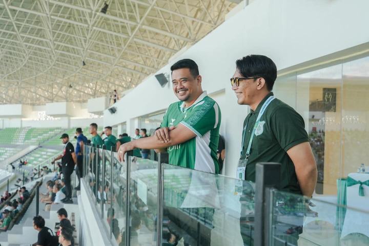 Gubernur Sumatera Utara (Sumut) Bobby Afif Nasution didampingi Wakil Wali Kota Binjai Hasanul Jihadi menonton secara langsung pertandingan sepakbola antara PSMS Medan versus Sriwijaya Fc di Stadion Utama Sumatera Utara, Desa Sena, Kabupaten Deliserdang, Sabtu (4/10/2025). PSMS Medan Unggul atas Sriwijaya Fc dengan skor 3-1. Foto/istimewa