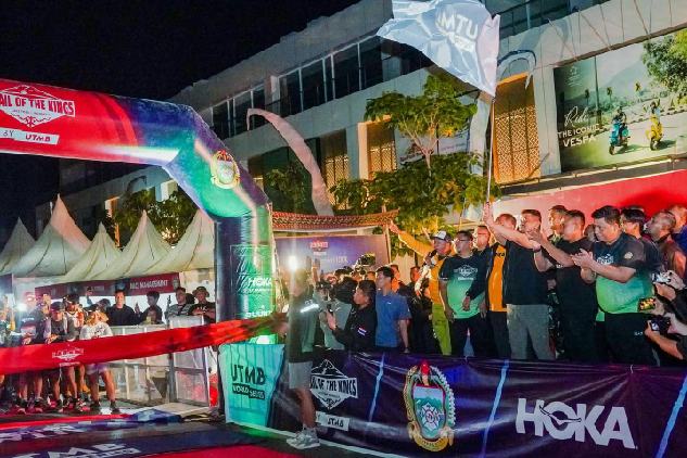 Gubernur Sumatera Utara (Sumut) Bobby Nasution melepas (flag off) para peserta lomba lari lintas alam Trail of the Kings Lake Toba by UTMB dengan jarak tempuh 100 km di Marianna resort and convention Tuktuk Siadong Kabupaten Samosir. Sabtu dinihari (18/10/2025). Foto/Diskominfo Sumut