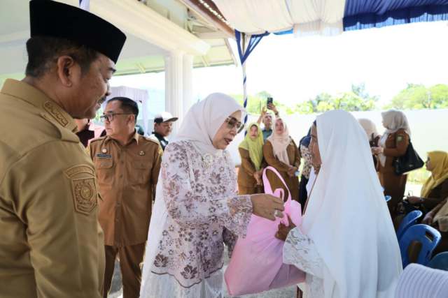 Bupati Madina bersama istri bagikan paket sembako.