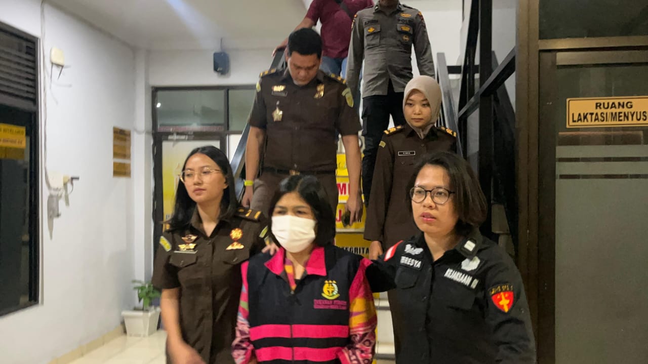 Kejaksaan Negeri Karo Tahan Istri Terdakwa Tindak Pidana Korupsi Pupuk Subsidi