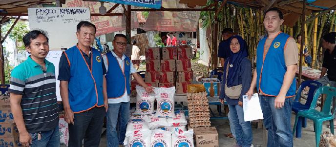 Ketua Membidangi Sosial Yayasan Sosial Angsapura Medan Sudimin Sumarto secara simbolis menyerahkan bantuan kepada Sari Dewi salah seorang Petugas Posko, Rabu (1/10/2028). Foto/medandaily.com/ist