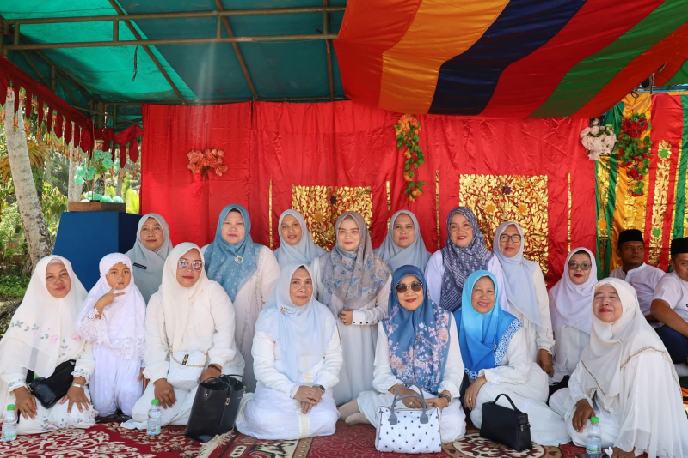 Ny Yufri Astuti Saipullah Nasution hadiri sejuta sholawat.