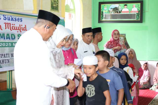Bupati Madina H Saipullah Nasution bersama anak yatim.