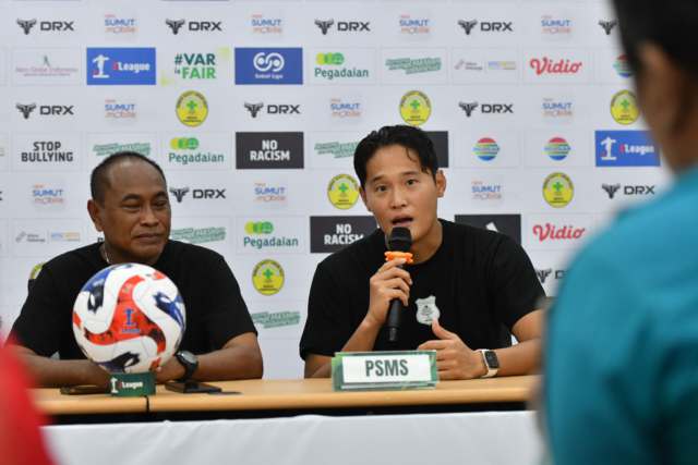 kapten PSMS Medan, Jeung Ho Kim didampingi pelatih, Kas Hartadi dalam konferensi pers, Jumat (3/10/2025).