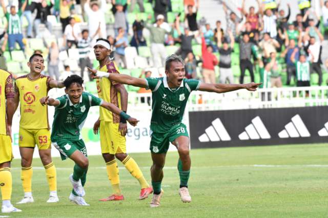Pemain PSMS Rudiyana selebrasi usai menjebol gawang Sriwijaya pada pertandangan lanjutan Liga II 2025/2026, Sabtu (4/10/2025) di Stadion Utama Sumatera Utara.