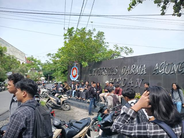 Para mahasiswa Universitas Darma Agung (UDA) berada di luar kampus yang merasa resah persoalan dualisme Yayasan belum tuntas.