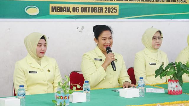 Ketua Ikatan Adhyaksa Dharmakarini (IAD) Wilayah Sumatera Utara Ny.Tiurmaida Harli Siregar memberikan sambutan tentang bahaya narkoba dan pencegahannya di Sekolah Menengah Pertama (SMP) Swasta Adhyaksa 2 Medan di Jln HM Said No.23 Medan Timur, Kota Medan.