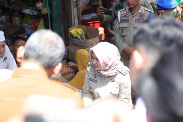 Wakil Bupati Madina Atika Azmi Utammi Nasution ditengah pedagang pasar lama Panyabungan.