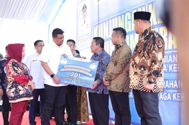 Pekerja rentan terima BPJS dari Bobby Nasution. 