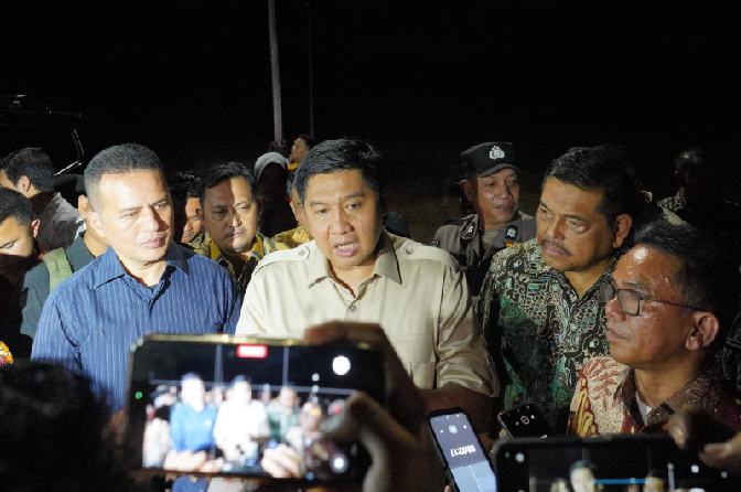 Wakil Wali Kota Medan, H. Zakiyuddin, mendampingi Menteri Perumahan dan Kawasan Permukiman (PKP), Maruarar Sirait, serta anggota DPR RI Komisi V Dapil Sumut, Menteri Dalam Negeri Tito Karnavian, dan Musa Rajekshah (Ijeck), meninjau Rumah Susun Sederhana Sewa (Rusunawa) Seruwai di Kelurahan Sei Mati, Medan Labuhan, Kamis (9/10/2025) malam.