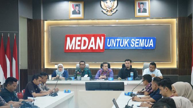 Rapat Koordinasi Program Pemutihan dan Diskon Pajak Kendaraan Bermotor Tahun 2025 di Aula Kantor Bapenda Kota Medan, Jumat (10/10/2025).