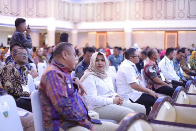 Wakil Bupati Madina Atika Azmi Utammi Nasution menghadiri acara MBR di Medan. 