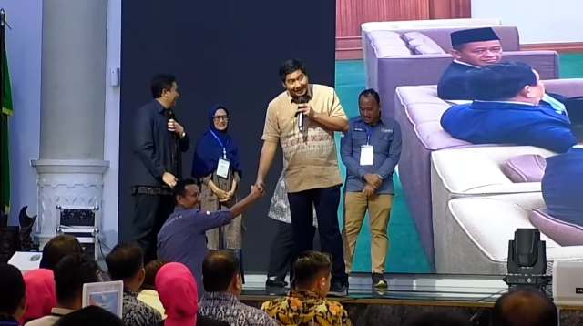 Direktur Bisnis & Syariah Bank Sumut, Syafrizalsyah menyampaikan komitmen Bank Sumut mendukung Kredit Program Perumahan di hadapan Menteri PKP, Maruarar Sirait di Medan, Jumat (10/10). Pernyataan komitmen ini turut disaksikan Mendagri Tito Karnavian, Gubsu Bobby Nasution, sejumlah kepala daerah se-Sumut, asosiasi, dan pelaku usaha.