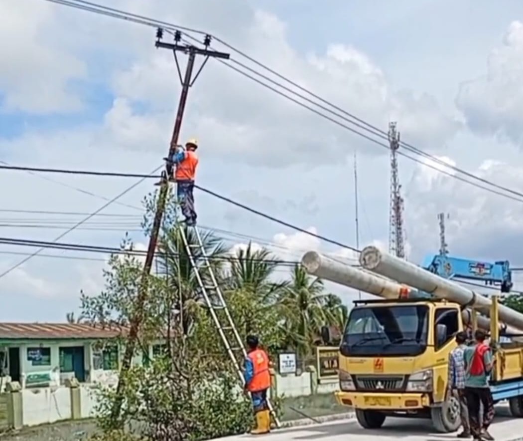 Respon Cepat Aduan Warga, PLN ULP Tanjung Balai Mengganti Tiang Listrik yang Miring