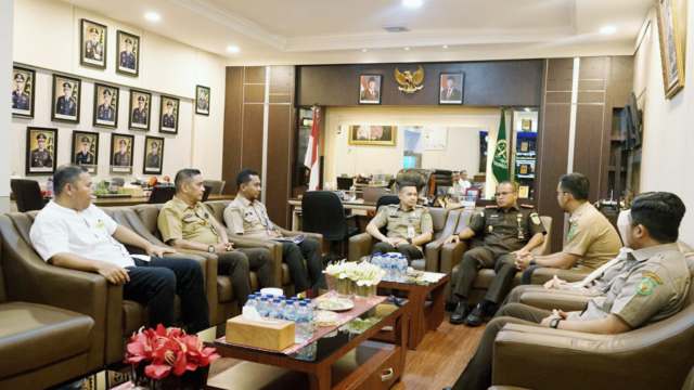 Kepala Badan Pendapatan Daerah (Bapenda) Kota Medan, M. Agha Novrian didampingi Sekretaris, para Kepala Bidang dan Kasubag Umum melakukan audiensi ke Kejaksaan Negeri Medan, Senin (13/10/2025).