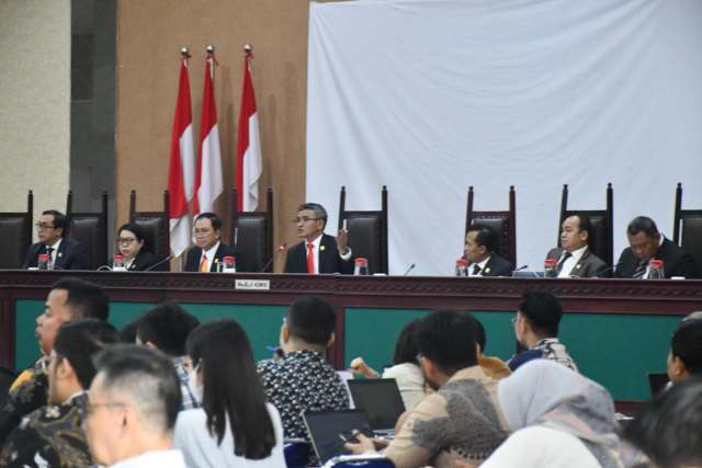 Komisi Pengawas Persaingan Usaha (KPPU) melanjutkan pemeriksaan perkara dugaan penetapan suku bunga pinjaman daring (Pindar), Senin (13/10/2025) di Gedung R.B. Supardan, Kelapa Gading, Jakarta.