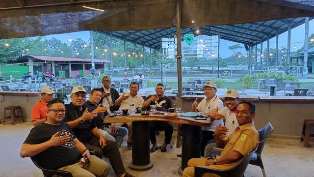 RAPAT KEJURNAS-Jajaran Panitia Pengurus Provinsi Persatuan Olahraga Berkuda Seluruh Indonesia Sumatera Utara, ketika menggelar rapat persiapan Kejuaraan Nasional pacu, di Stable Kuda Taman Cadika Medan, Senin (13/10/2025). Foto/medandaily.com/ist