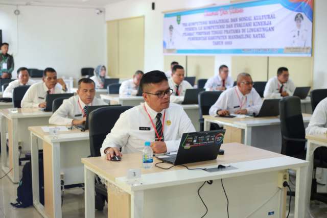 19 pejabat Pemkab Mandailing Natal mengikuti uji kompetensi.