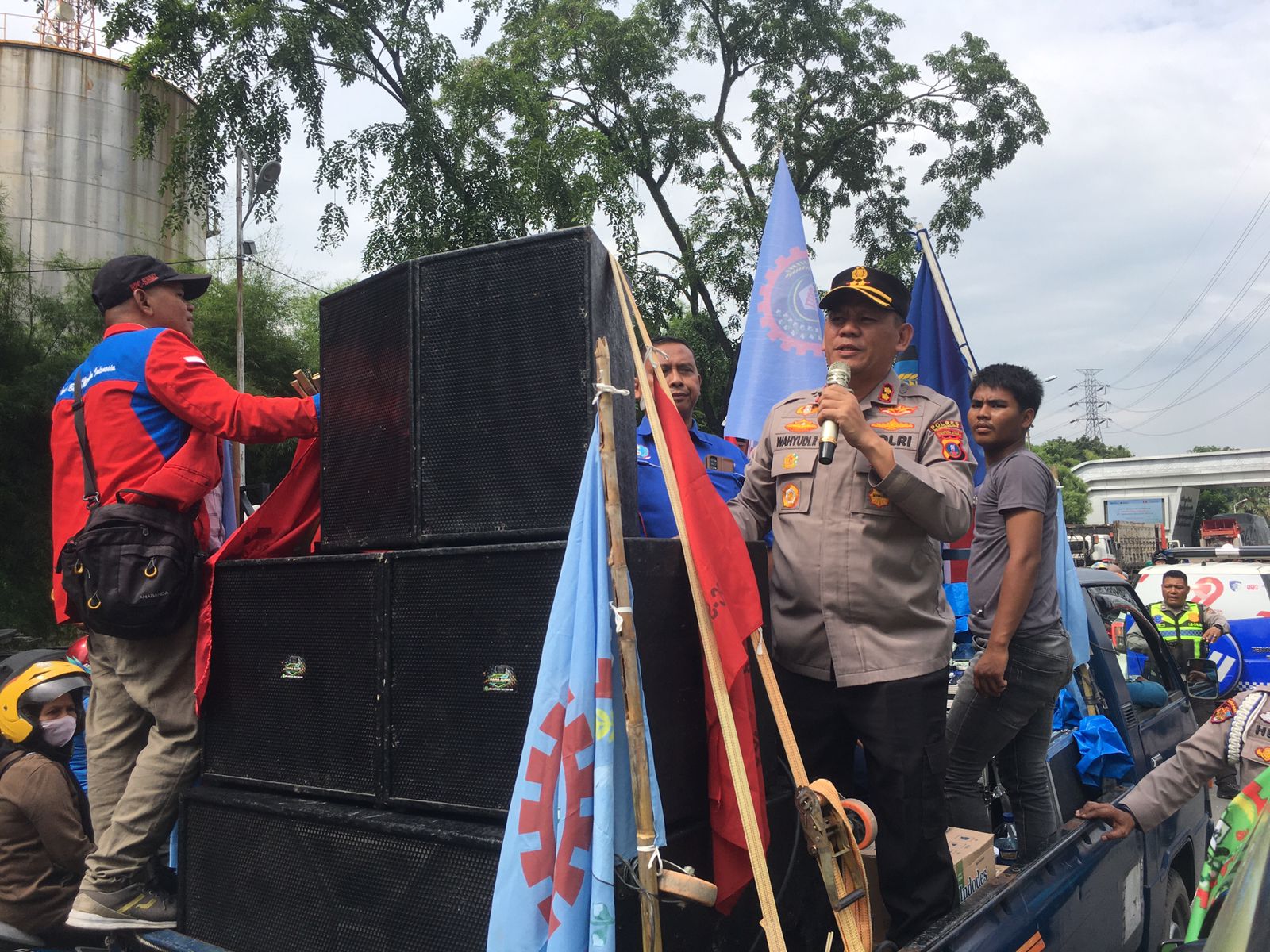 Polres Pelabuhan Belawan Kawal Pergeseran Massa Aksi Unjuk Rasa Ke Kantor Gubernur Sumut dan DPRD Sumut