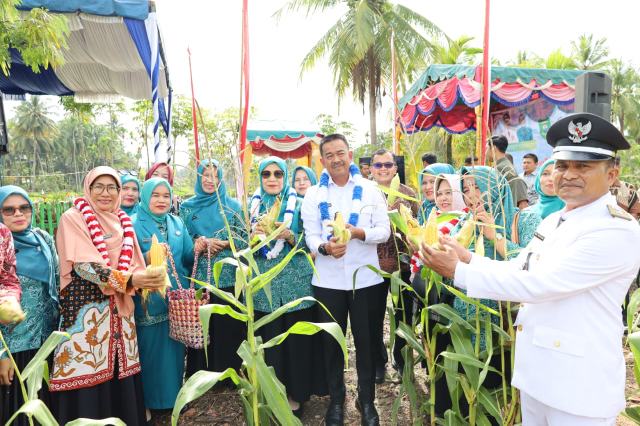 Bupati Madina bersama ketua TP PKK Madina Ny Yufri Astuti Saipullah di Desa Adianjior.