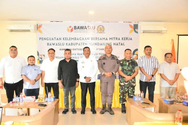 Bupati Madina H Saipullah Nasution saat acara Bawaslu Madina.