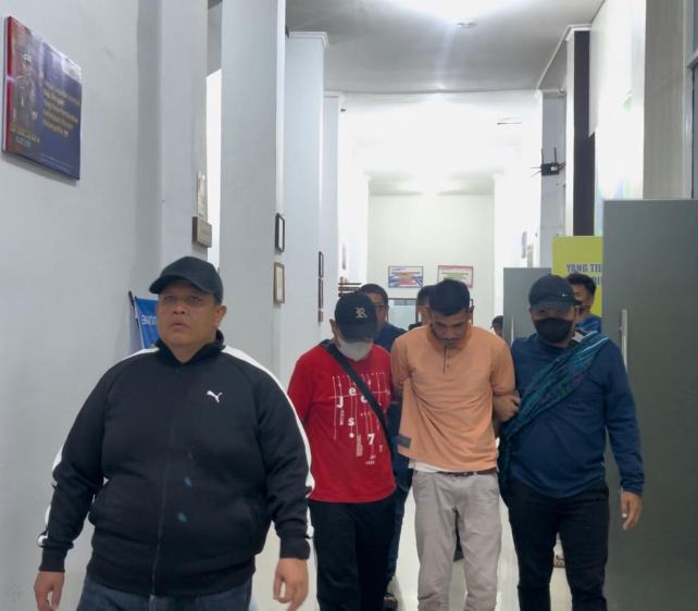 Kejaksaan Tinggi Sumatera Utara mengamankan seorang buronan, Sulaiman Daud yang telah lama masuk dalam Daftar Pencarian Orang (DPO) Kejaksaan Negeri Medan selama 10 tahun, Kamis (16/12025) sekira pukul 23.10 WIB.