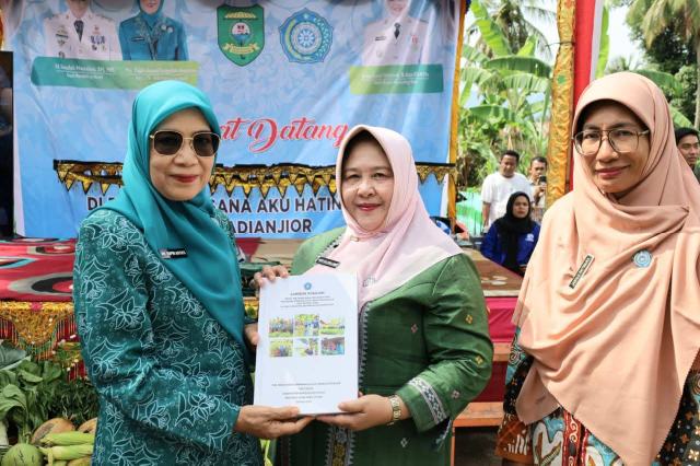 Ketua TP PKK Madina Ny Yufri Astuti Saipullah dan ketua Pokja III PKK Sumut.