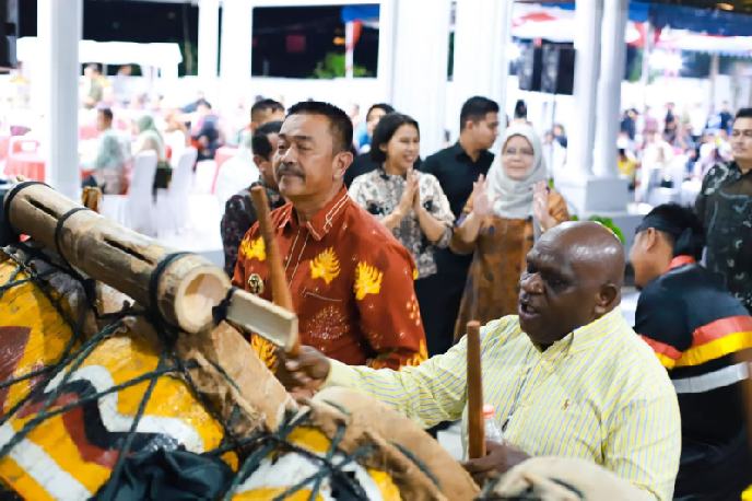 Menkumham Natalius Pigai dan Bupati Madina main gordang sambilan