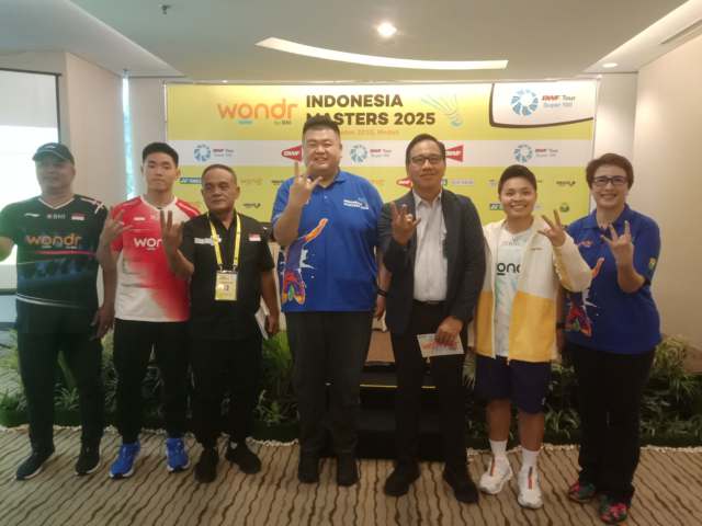 DIABADIKAN-Usai menggelar Konfrensi Pers, jajaran panitia dan penyelengara Wondr By BNI Indonesia Master 2025, diabadikan bersama di Premiere Santika Dyandra Hotel, Senin (20/10/2025). Foto/medandaily.com/asril tanjung