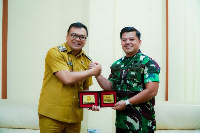 Bupati Deliserdang, dr H Asri Ludin Tambunan ketika menerima kunjungan Dandim 0201/Medan, Kolonel Inf M Radhi Rusin di Kantor Bupati Deliserdang, Senin (20/10/2025).