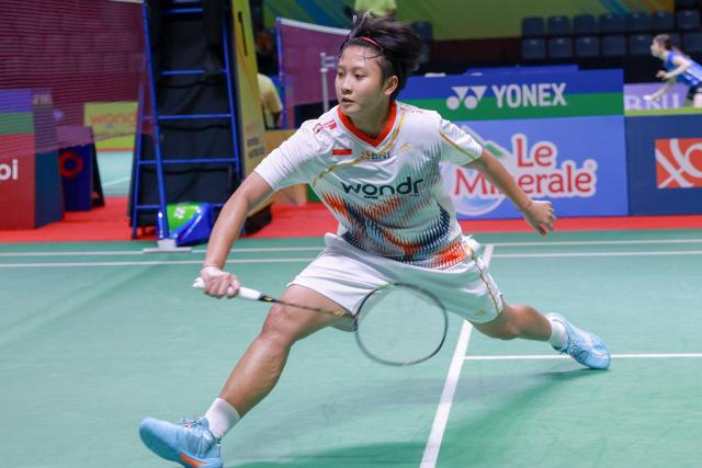 Salsabila berusaha mengbalikan bola dari pemain China Xin Yan Zheng.