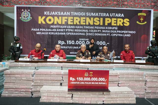 Kajati Sumatera Utara Dr.Harli Siregar didampingi Aspidsus Mochamad Jefry dan Plh Kasi Penerangan Hukum Muhamad Husairi saat press conference di Kejati Sumut, Rabu (22/10/2025).