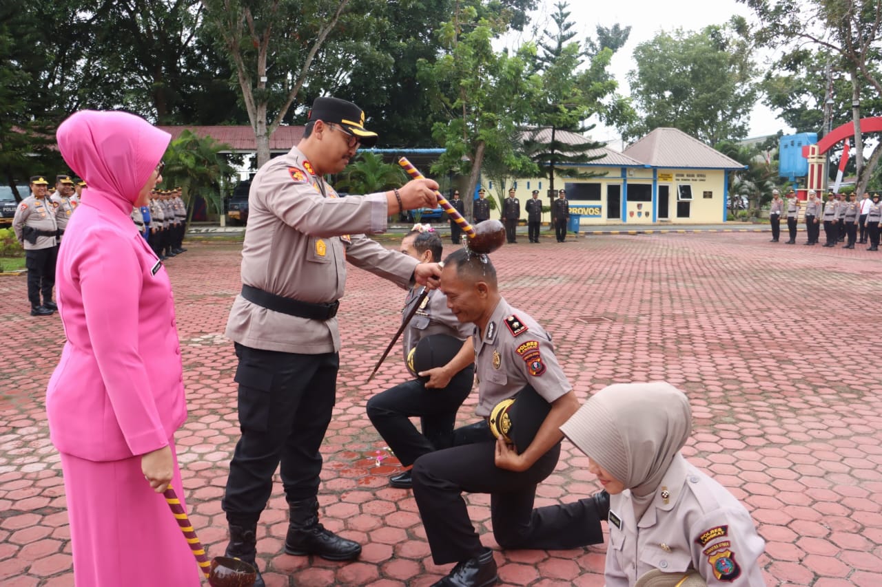Kapolres Langkat Pimpin Upacara Kenaikan Pangkat Pengabdian dan Pelepasan Personel Purna Tugas