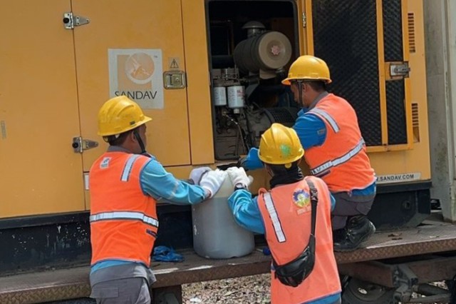 Petugas Pelayanan Teknik saat melakukan pengisian Bahan Bakar untuk Backup Suplai Kelistrikan Peringatan Hari Kesaktian Pancasila.(ist)