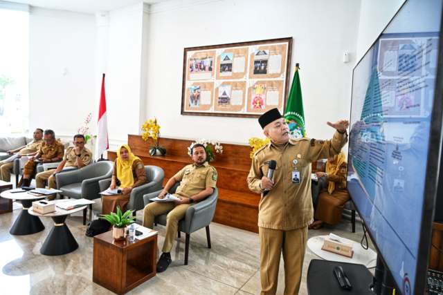 Kepala Dinas Sosial (Dinsos) Asren Nasution menjelaskan program Sekolah Rakyat, dalam Konferensi Pers bertema Memutus Mata Rantai Kemiskinan dan Perlindungan Kelompok Rentan, yang difasilitasi Dinas Kominfo Sumut, di Lobby Dekranasda, Kantor Gubernur Sumut, Jalan Pangeran Diponegoro Nomor 30 Medan, Senin (13/10/2025). Diskominfo Sumut / YT Hariono