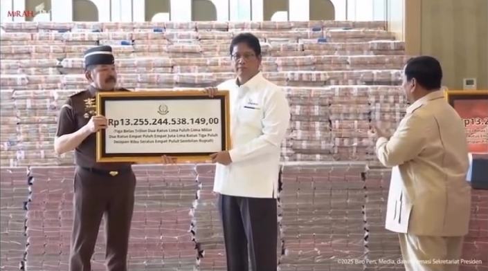 Jaksa Agung RI, ST Burhanuddin menyerahkan uang pengganti kerugian negara dalam perkara pidana korupsi pemberian fasilitas ekspor minyak sawit mentah atau crude palm oil (CPO) dan turunannya sebesar Rp13,255 triliun kepada Menteri Keuangan Purbaya Yudhi Sadewa dan disaksikan Presiden Prabowo Subianto di Gedung Utama Kejagung, Jakarta, Senin (20/10/2025). Foto/tangkapan layar