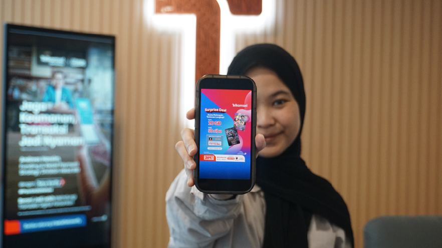 Telkomsel kembali manjakan pelanggan setianya lewat program Surprise Deal, promo paket internet spesial dengan berbagai benefit tambahan dan harga terjangkau. Kali ini, pelanggan dapat menikmati kuota internet besar 20GB hanya dengan harga Rp50 ribu, sudah termasuk bebas biaya langganan ShortMax dan Viu untuk menikmati berbagai konten hiburan premium favorit. Promo ini berlaku khusus untuk pelanggan SIMPATI.