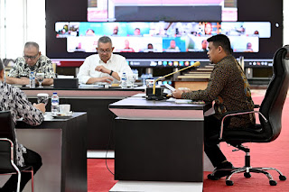 Gubsu Bobby Nasution saat memberi sambutan pada Evaluasi SAKIP Pemprov Sumut tahun 2025, yang diselenggarakan secara zoom meeting.