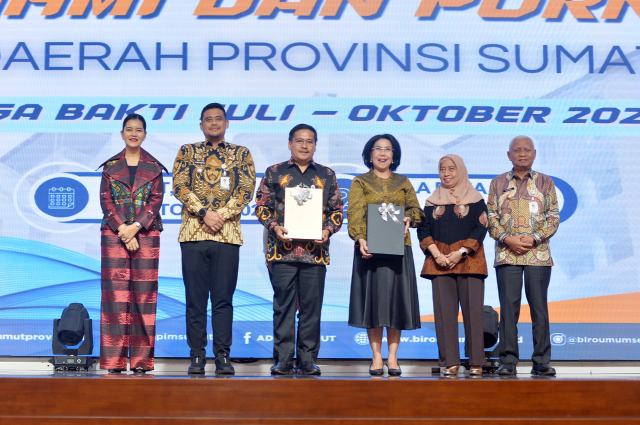 Gubernur Sumatera Utara (Sumut) Bobby Nasution didampingi Ketua TP PKK Kahiyang Ayu, bersama Wakil Gubernur Sumut Surya didampingi Staf Ahli I TP PKK Titiek Sugiharti memberikan sambutan sekaligus cendera mata kepada Sekretaris Daerah Provinsi Sumut Togap Simangunsong didampingi Ketua Dharma Wanita Persatuan Sumut Dita Togap Simangunsong yang memasuki masa purna tugas masa bakti Juli - Oktober 2025 di Aula Raja Inal Siregar Lantai 2 Kantor Gubernur Sumut Jalan Diponegoro Kota Medan, Jumat (31/10/2025). Foto/Diskominfo Sumut 