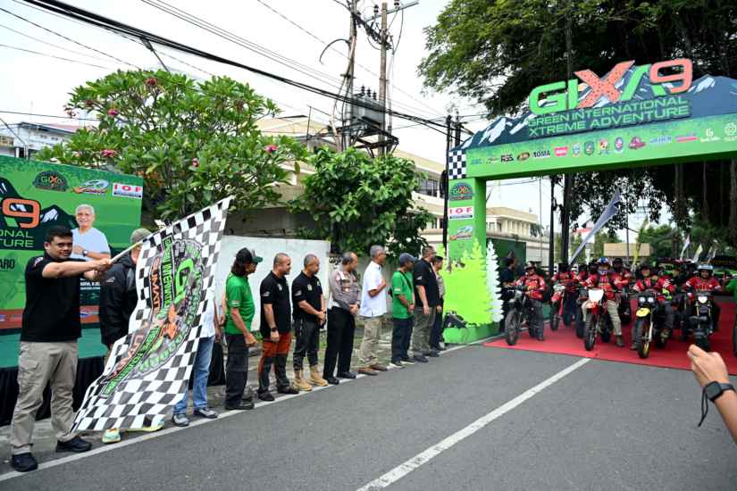 Gubernur Sumatera Utara (Sumut) Muhammad Bobby Afif Nasution, di dampingi Ketua Umum Xtrim Indonesia Musa Idishah beserta Ketua IOF Sumut Omen Matondang dan Ketua IMI Sumut Harun Mustafa Nasution beserta beberapa OPD, melepas peserta Green International Xtreme Adventure (GIXA) 2025 di Halaman Belakang, Kantor Gubernur Sumut, Sabtu (15/11/2025).