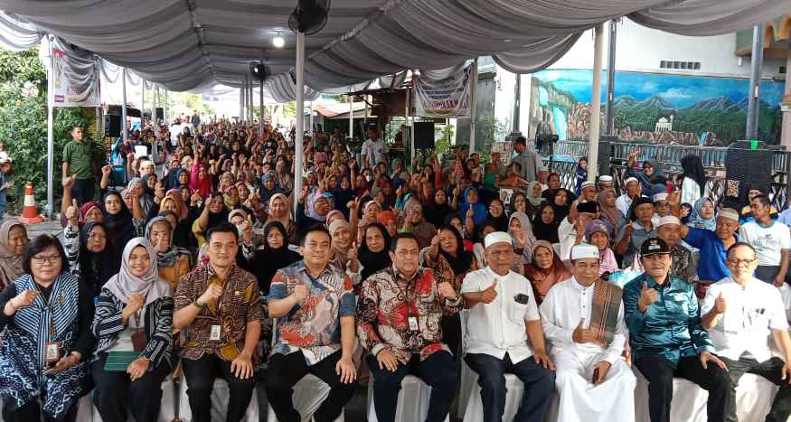 Wakil Ketua DPRD Kota Medan Zulkarnaen SKM saat menggelar Sosialisasi Perda No.4 Tahun 2012 tentang sistem kesehatan Kota Medan oleh Pimpinan DPRD Kota Medan, yang berlangsung di Jalan Gurila Kelurahan Sei Kera Hilir 2, Medan Perjuangan, Sabtu (08/11/25) sore.