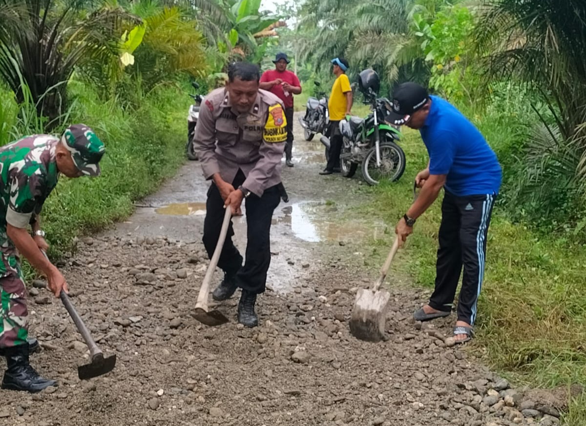 Kepala Desa Karang Anyer Suyadi Turun Langsung Bersama Perangkat Desa