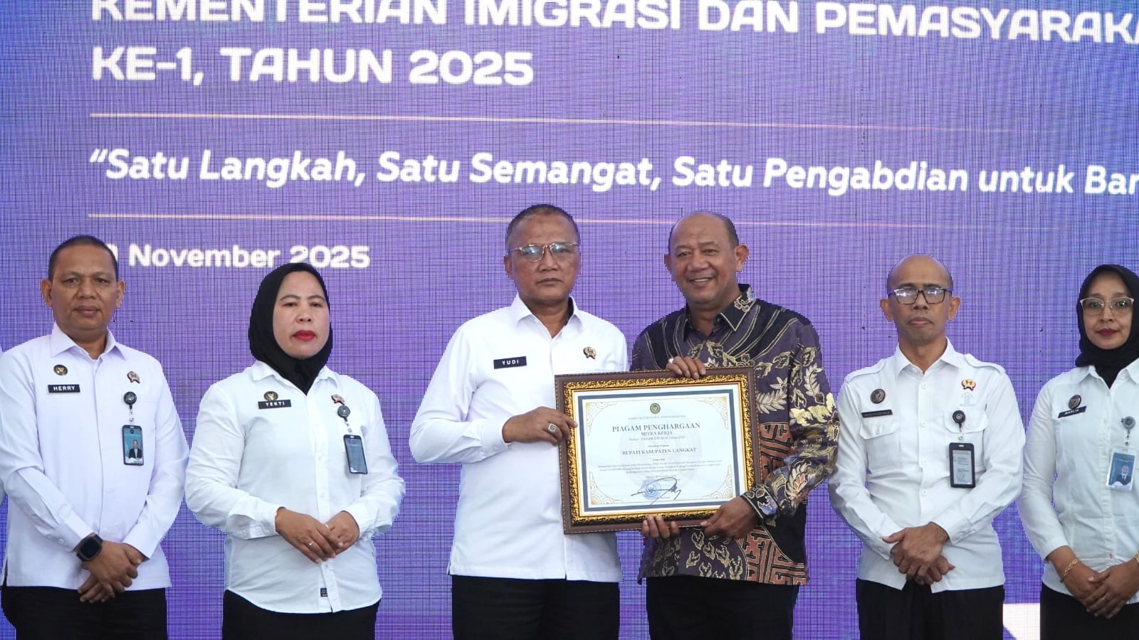 Bupati Langkat Terima Penghargaan Pada Hari Bhakti Kemen Imigrasi dan Kemasyarakatan
