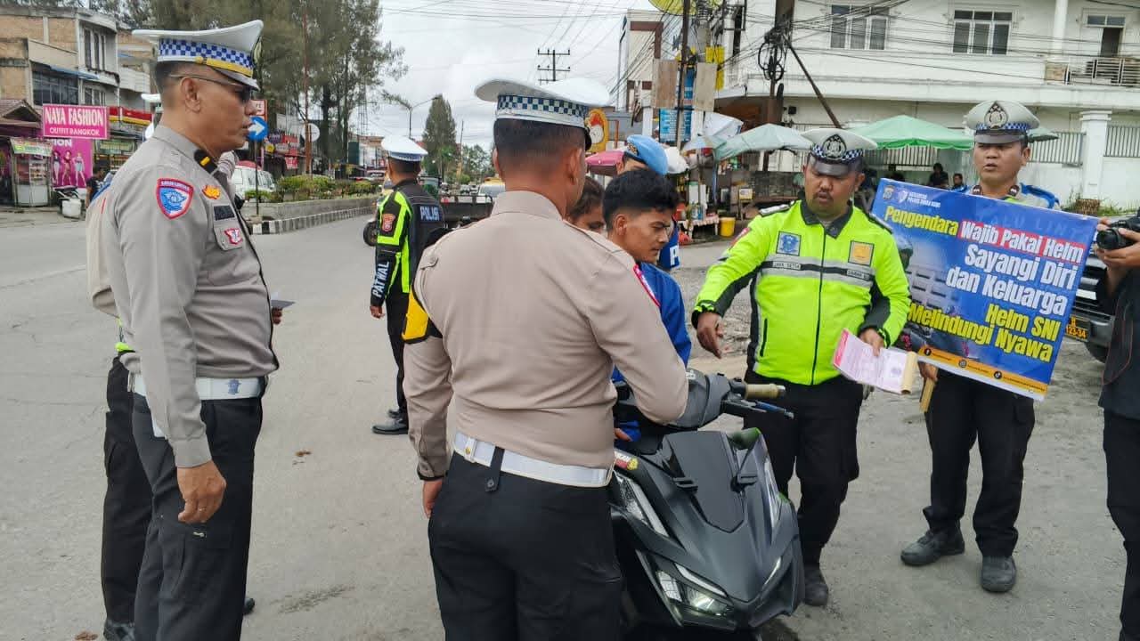 Sat Lantas Polres Tanah Karo Gencarkan Sosialisasi Operasi Zebra Toba 2025 di Tugu Bambu Runcing