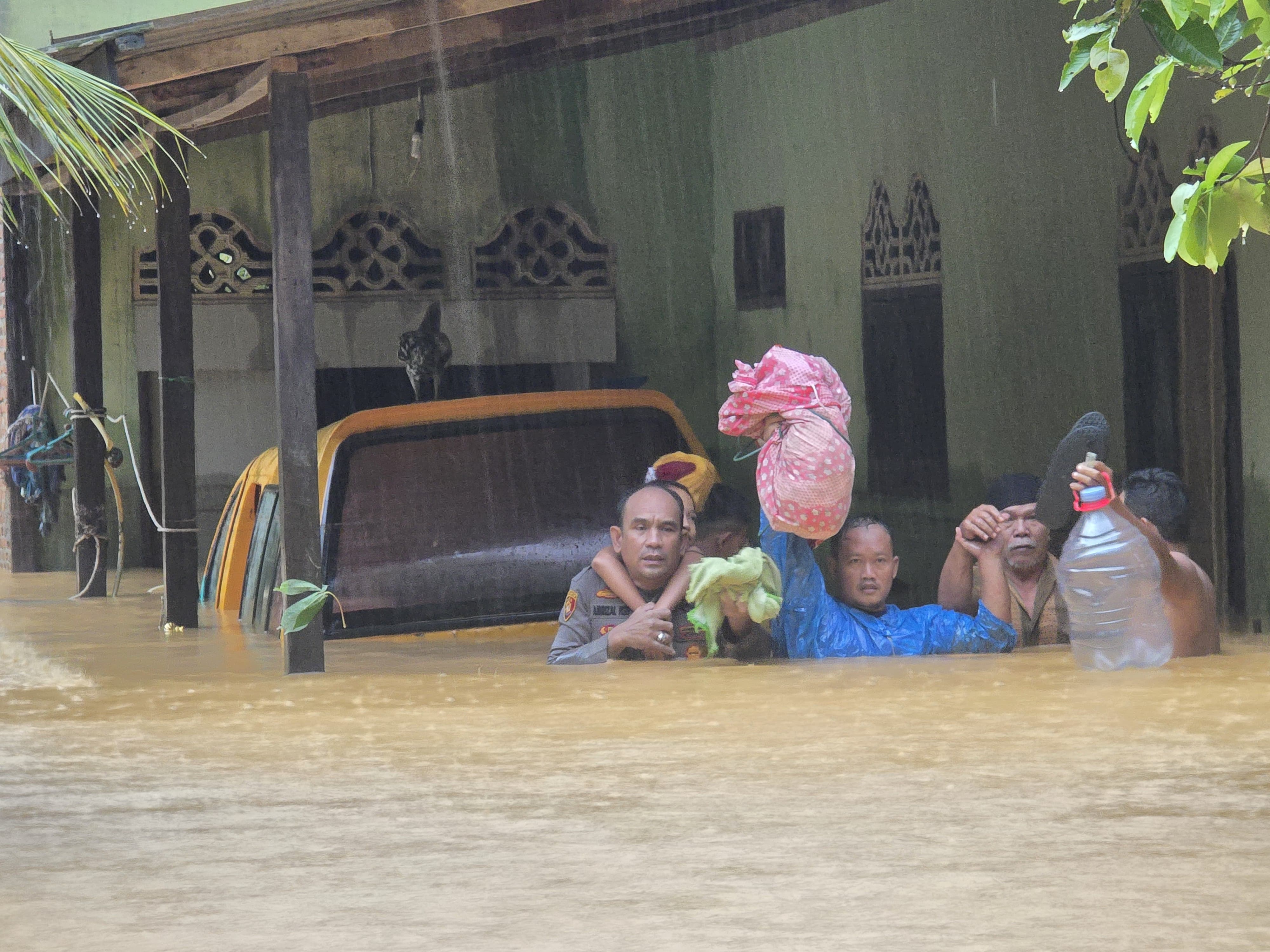 Polsek Pangkalan Brandan Lakukan Evakuasi Warga Terdampak Banjir